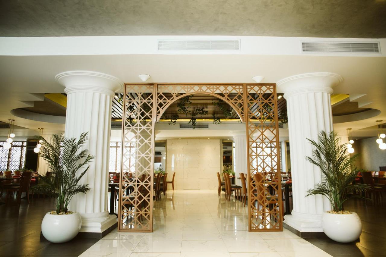 Pyramisa Suites Hotel Cairo Giza Exterior photo The entrance of the restaurant
