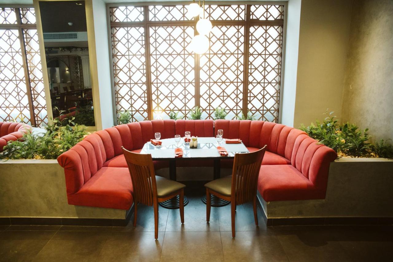 Pyramisa Suites Hotel Cairo Giza Exterior photo Interior of the restaurant
