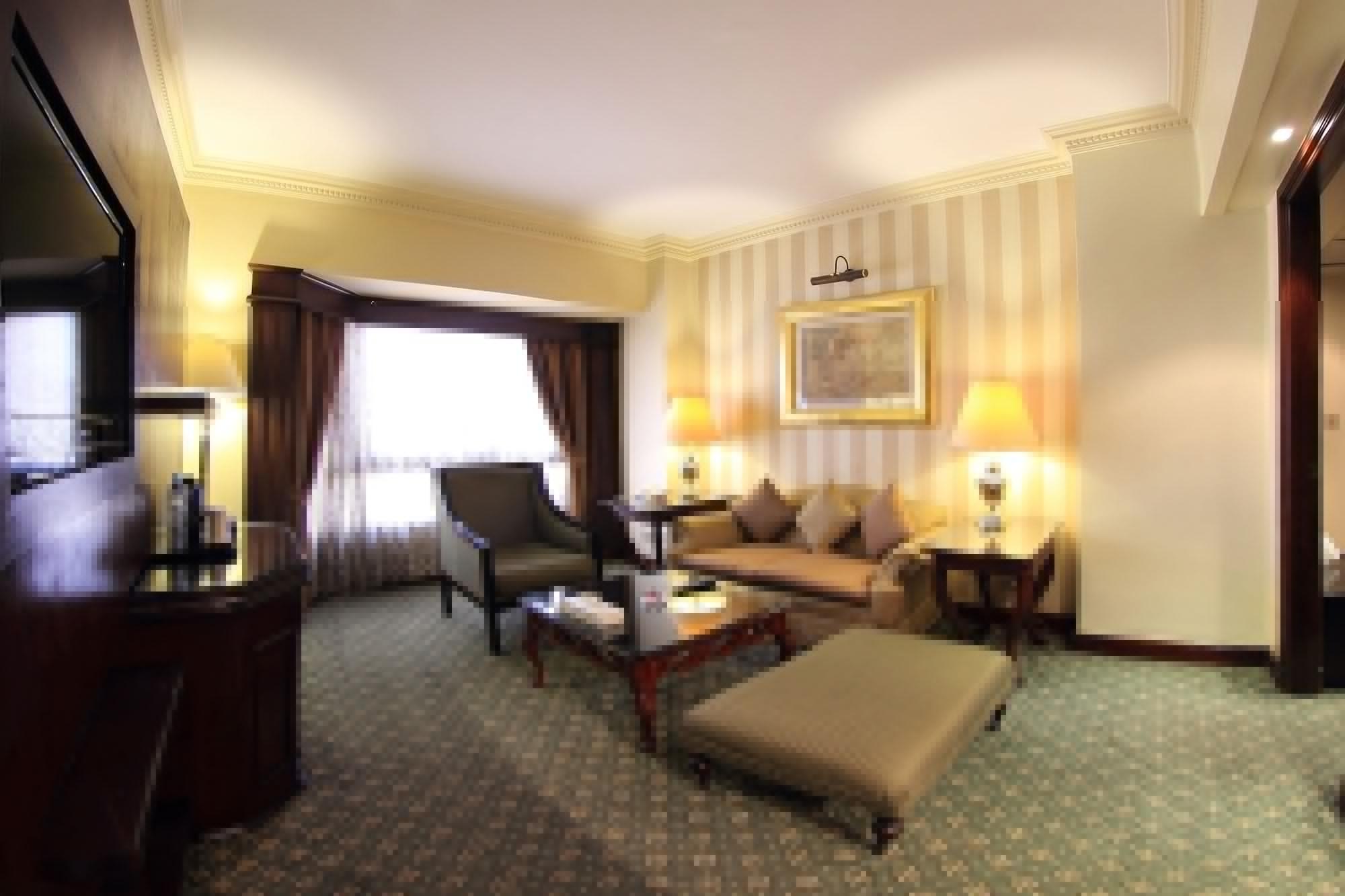 Pyramisa Suites Hotel Cairo Giza Exterior photo A room at the hotel