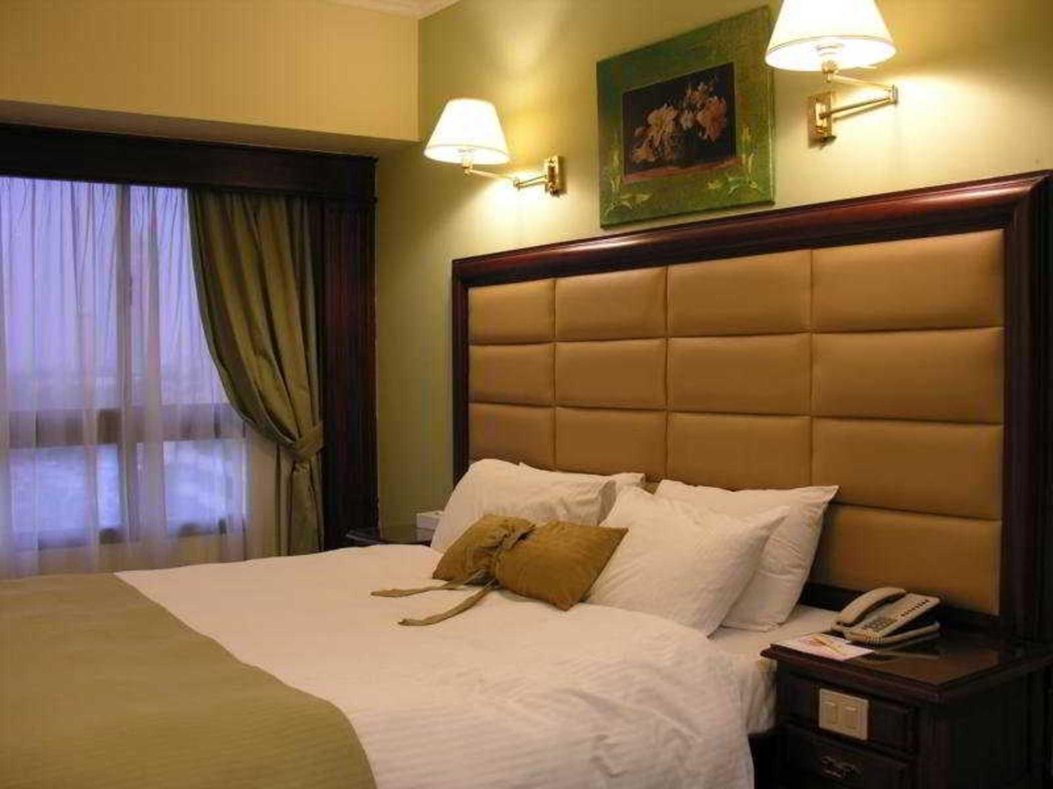 Pyramisa Suites Hotel Cairo Giza Exterior photo A room at the hotel