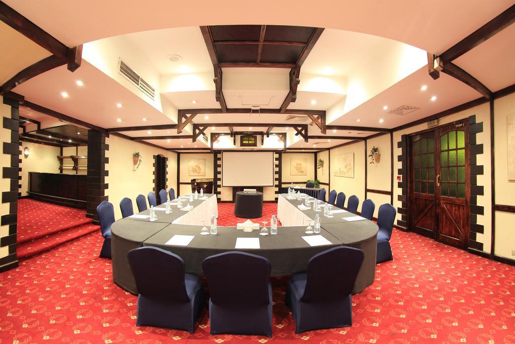 Pyramisa Suites Hotel Cairo Giza Exterior photo The meeting room at the hotel