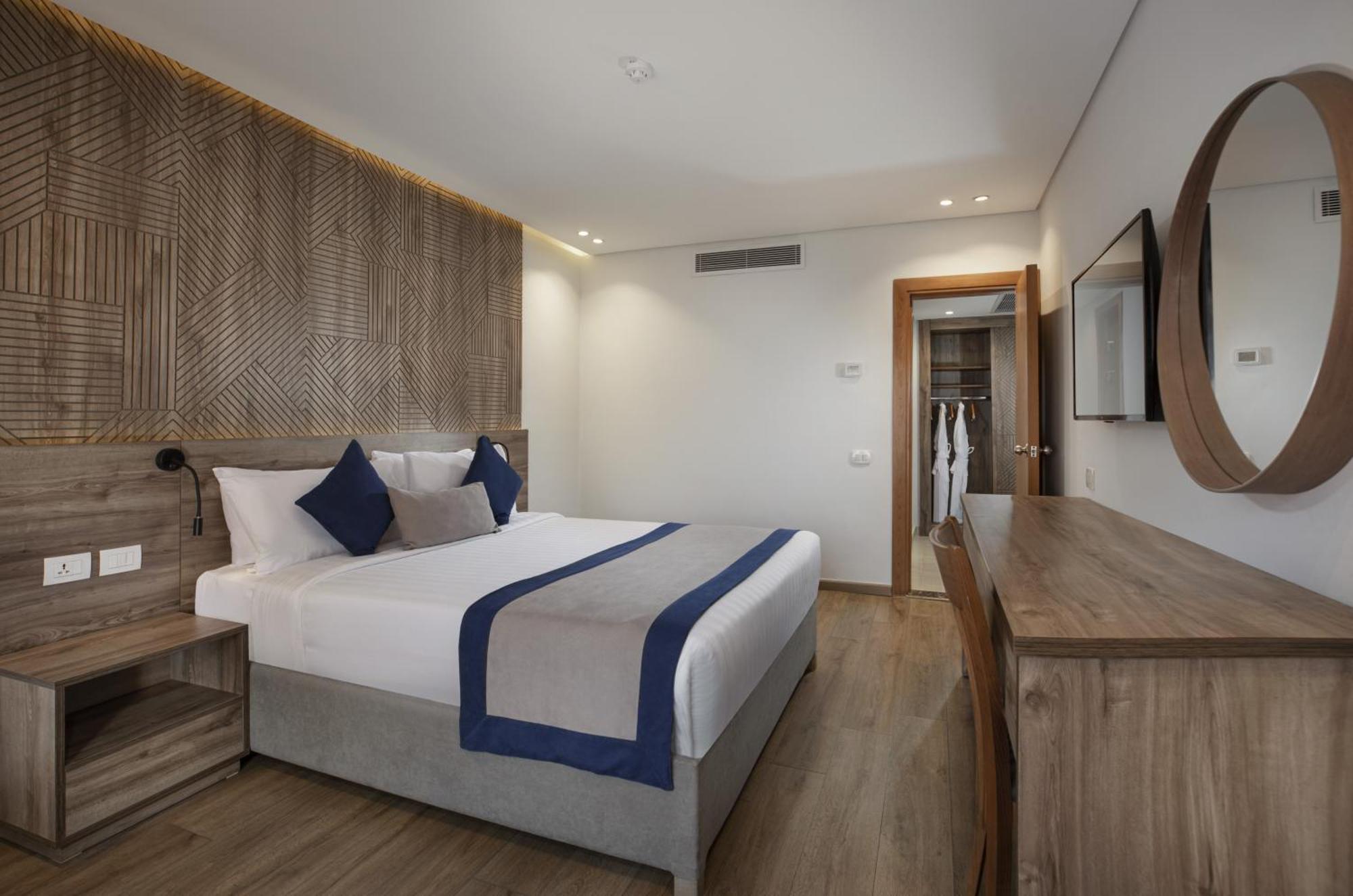Pyramisa Suites Hotel Cairo Giza Exterior photo A room at the hotel