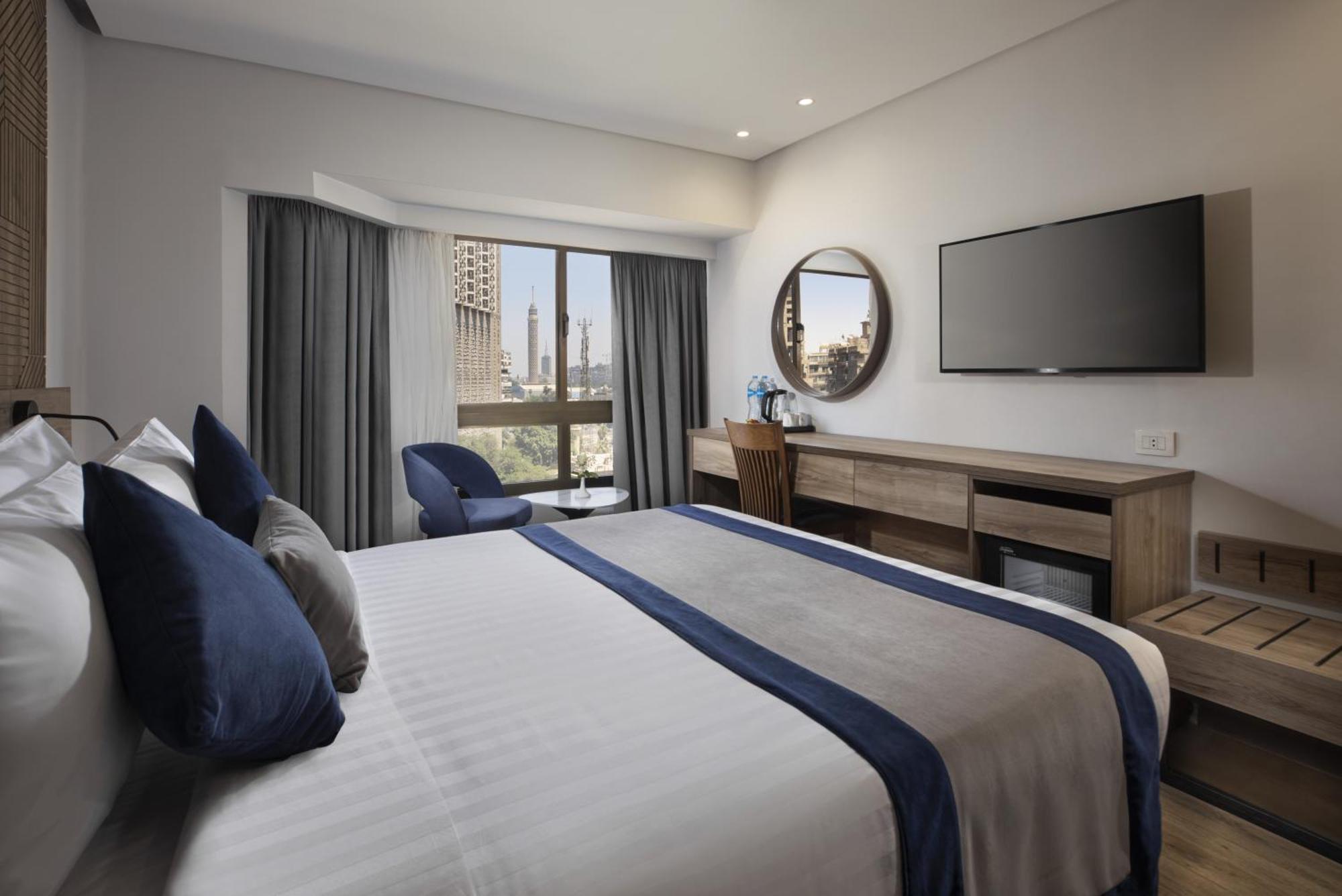 Pyramisa Suites Hotel Cairo Giza Exterior photo A room at the hotel