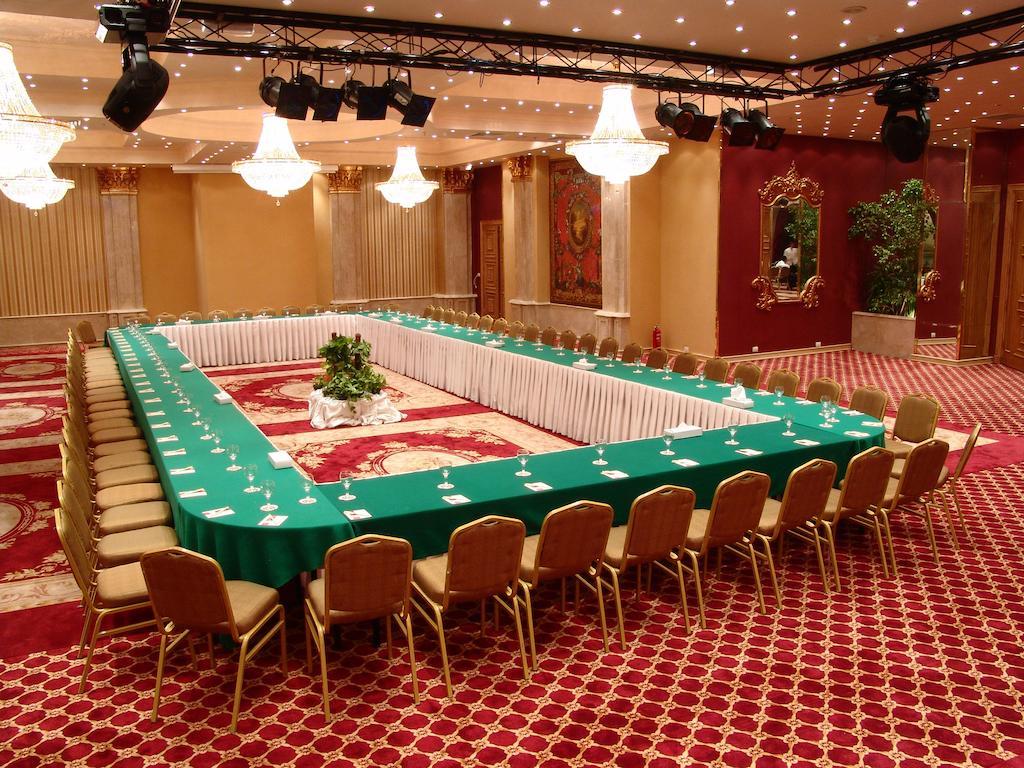 Pyramisa Suites Hotel Cairo Giza Exterior photo A meeting room