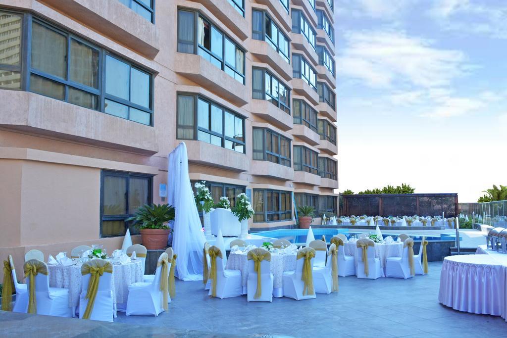 Pyramisa Suites Hotel Cairo Giza Exterior photo The hotel's rooftop pool